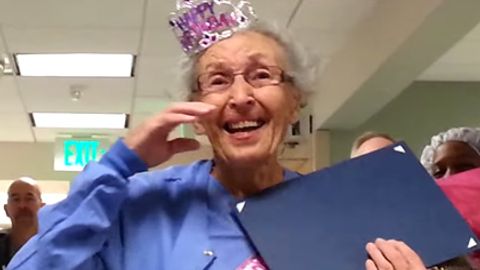 Amerikalik hamshira 90 yoshlik yubileyini ishxonada nishonladi