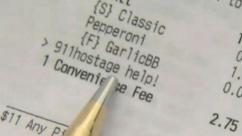 АҚШда гаровдаги аёл интернетда пицца буюртма қилиш хизмати орқали полиция чақирди