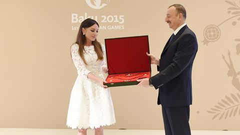 Ilhom Aliyev Mehribon Aliyevani Haydar Aliyev ordeni bilan taqdirladi