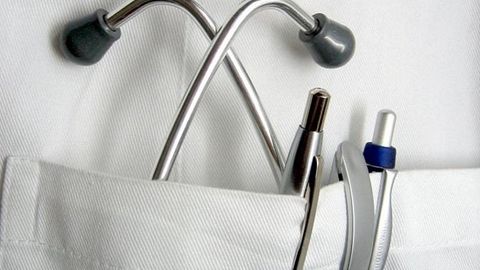 Qirg‘iziston tibbiyot akademiyasi talabalari morgda jasadlar bilan suratga tushib, uni internetga joyladi