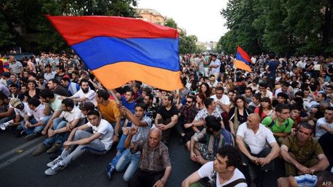 Полиция Еревандаги норозилик акциясини тарқатиб юборди
