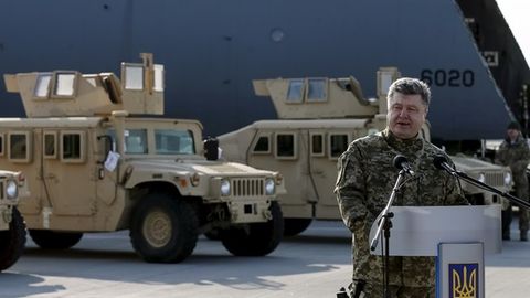 Poroshenko Ukrainaga xorijiy qo‘shinlar kiritilishiga ruxsat beruvchi qonunni imzoladi