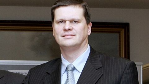 Латвия вазири машинасида кекса аёлни уриб кетди