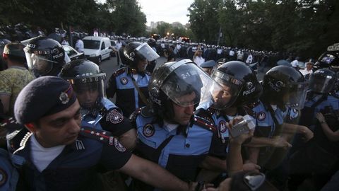 Armaniston politsiyasi Yerevandagi namoyishchilarga qarshi kuch ishlatmaslikka va’da berdi