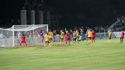 Qirg‘iz futbolchisi Avstraliya darvozasiga Maradona singari qo‘l bilan gol kiritdi (video)