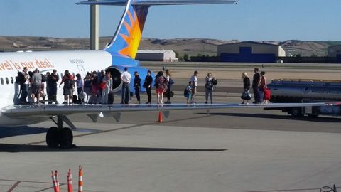 AQShda yo‘lovchilar samolyot qanoti orqali evakuatsiya qilindi