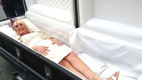 Британияда 58 ёшли келин тўйга тобутда келди