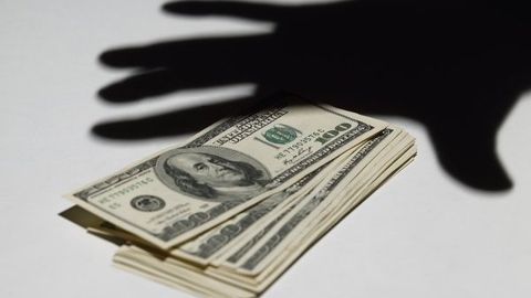 Самарқандлик аёлнинг уйидан 2300 АҚШ долларини ўғирлаган шахс олийгоҳ талабаси бўлиб чиқди