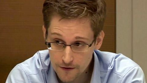 Fransuz deputati Snoudenga siyosiy boshpana taklif qildi