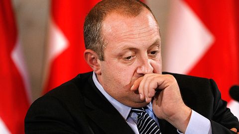 Gruziya prezidenti Georgiy Margvelashvilining kumush tugmasi xayriya auksionida 4 ming dollarga sotildi