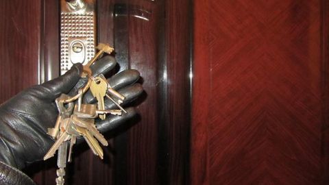 Хоразмлик шахснинг уйидан 500 минг сўм пулини ўмарган ўғри ўз қўшниси бўлиб чиқди