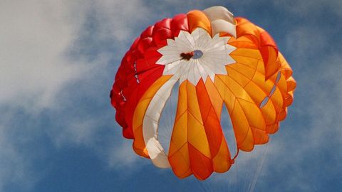 Qozog‘istonlik yigit sevgilisiga turmushga chiqishni taklif qilgach, qiz bilan 800 metr balandlikdan sakradi