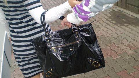 Toshkentda talonchilar kuch ishlatib, ayolning pullari va boshqa buyumlari bo‘lgan sumkasini olib qo‘ydi