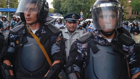 Yerevanda namoyish o‘tkazayotganlar politsiyachilarga futbol o‘ynashni taklif qildi