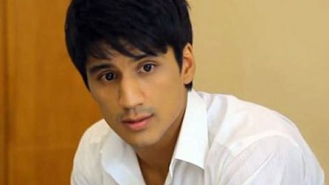 Актёр Йигитали Мамажонов Болливуд юлдузи Шоҳруҳхонга тақлид қилишини рад этди