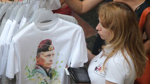 Nyu-York aholisiga Putin rasmi tushirilgan futbolka va matryoshkalar tarqatildi