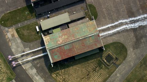 Ikki samolyot bir paytning o‘zida angar ichidan uchib o‘tdi (video)