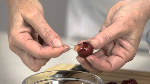 Olcha va gilosni danagidan tez tozalash usuli (video)