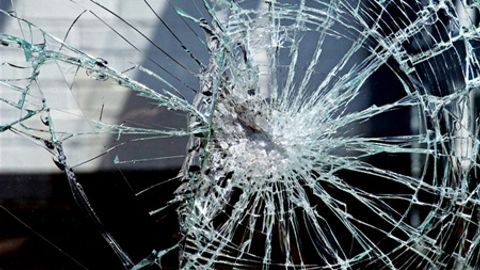 Samarqandda yo‘lovchi Nexia haydovchisini urib, mashina oynasini sindirib qochdi