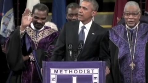 Obama Charlstonda o‘ldirilgan pastorning dafn marosimida qo‘shiq kuyladi