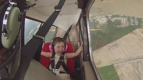 Ota 4 yoshli qizini planerda osmonga olib chiqdi (video)