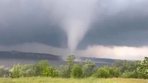 Dnepropetrovskdagi quyun odamlar va baliqlarni havoga ko‘tardi