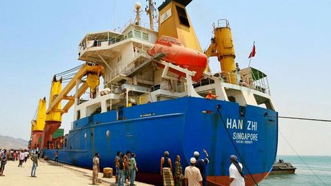 BMTning oziq-ovqat yuklangan kemasi Yamanning Adan portiga yetib keldi