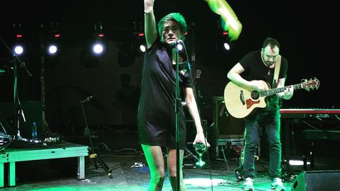 Zemfira Tbilisidagi sahnaga Ukraina bayrog‘ini o‘rnatdi