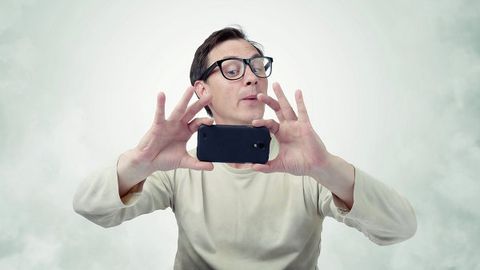 Mashina haydash vaqtida erkaklar ayollarga nisbatan ikki barobar ko‘p selfiga tushadi