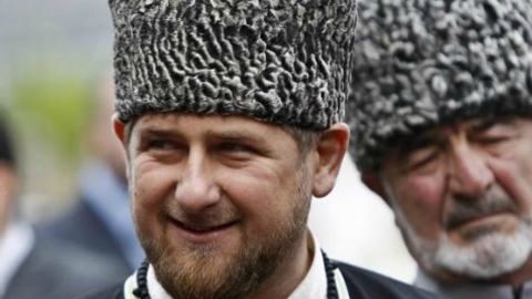 Рамзан Қодиров рафиқаси билан ажрашиши ҳақида қилган ҳазили учун онасидан гап эшитди