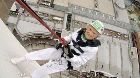 Britaniyada 101 yoshli ayol minoradan arqonda tushib, yangi rekord o‘rnatdi