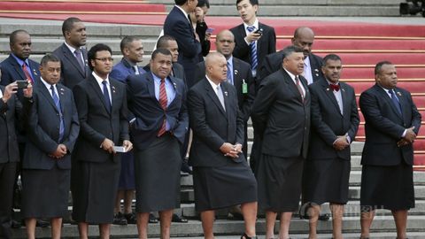 Kun fotosi: Fiji hukumati a’zolari Xitoyga yubka kiyib keldi