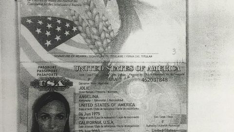 Интернетда Анжелина Жоли паспортининг нусхаси пайдо бўлди