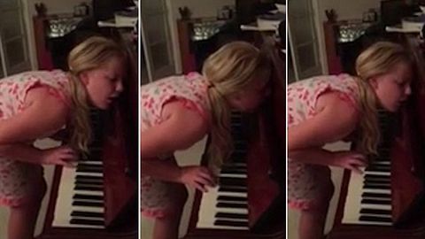 Oyparast qiz uyqusida pianino chaldi (video)