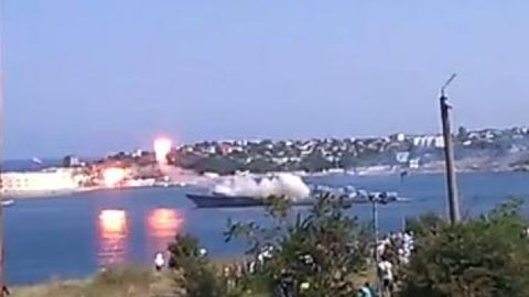 Севастополда ҳарбий денгиз флоти куни тантаналарида отилган ракета қисмларга бўлиниб кетди