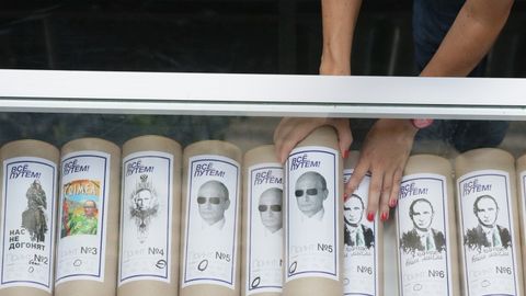 Putin boshqirdistonlik o‘quvchi qizga o‘zining surati tushirilgan futbolka sovg‘a qildi