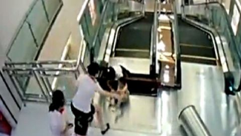 Хитойда эскалаторда ҳалок бўлган аёл боласини қутқаришга улгурди (видео)