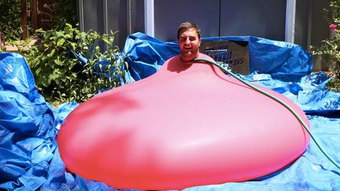 Britaniyalik videobloger suv to‘la ulkan shar ichiga kirdi va uni yorib yubordi