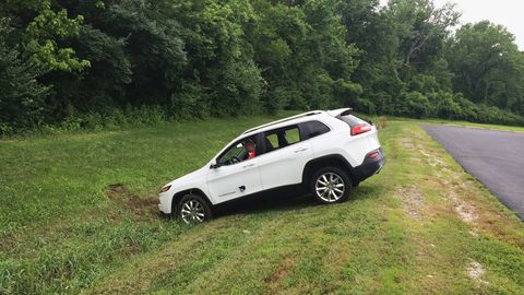 Хакерлар Chrysler автомобилларининг борт компьютерларини масофадан туриб бошқаришни ўрганди