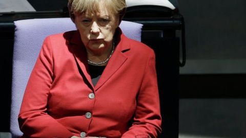 Merkel Germaniyadagi festivalda kursidan yiqilib tushdi