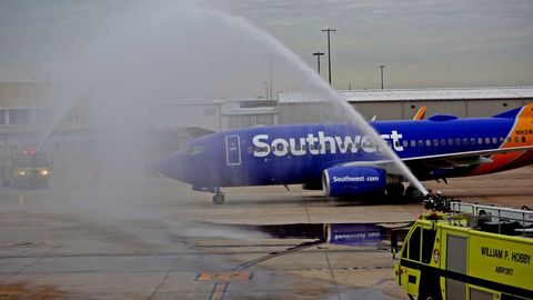 Chikagoda yo‘lovchi samolyoti uchish yo‘lagida yonib ketdi