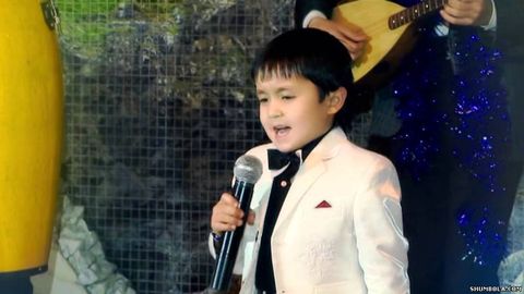 Internetda millionlab muxlis orttirgan o‘zbekistonlik qo‘shiqchi Jo‘rabek Jo‘rayev 7 yoshga to‘ldi (video)