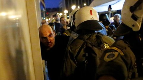 Gretsiya politsiyasi namoyishchilarga qarshi ko‘zdan yosh oqizuvchi gazdan foydalandi