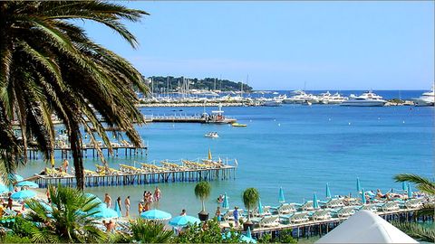 Fransiyada Saudiya Arabiston qirolining tashrifi munosabati bilan plyaj yopilishiga qarshi chiqishdi