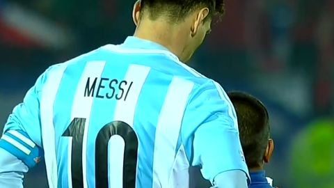 Kun fotosi: Lionel Messi va chililik bola Amerika Kubogi finalidan so‘ng