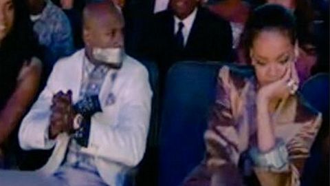 Xonanda Rianna bokschi Meyuezerning og‘zini yelimlab qo‘ydi