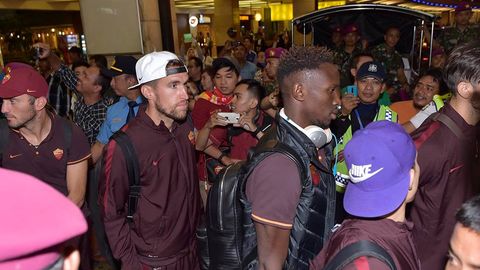 “Roma” klubi futbolchilarini Indoneziyaga kiritishmadi
