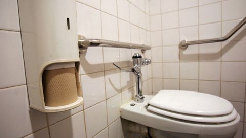 Britaniyalik qiz hojatxonalardan qo‘rqqani sabab yurak xurujidan vafot etdi