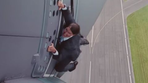 Том Круз янги фильмнинг суратга олиш жараёнида самолёт эшигига осилиб учди (видео)