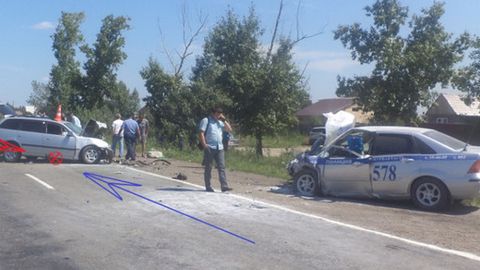 Россияда ЙТХ инспектори ўз машинаси билан болалар ўтирган автобусни тўқнашувдан ҳимоя қилиб қолди
